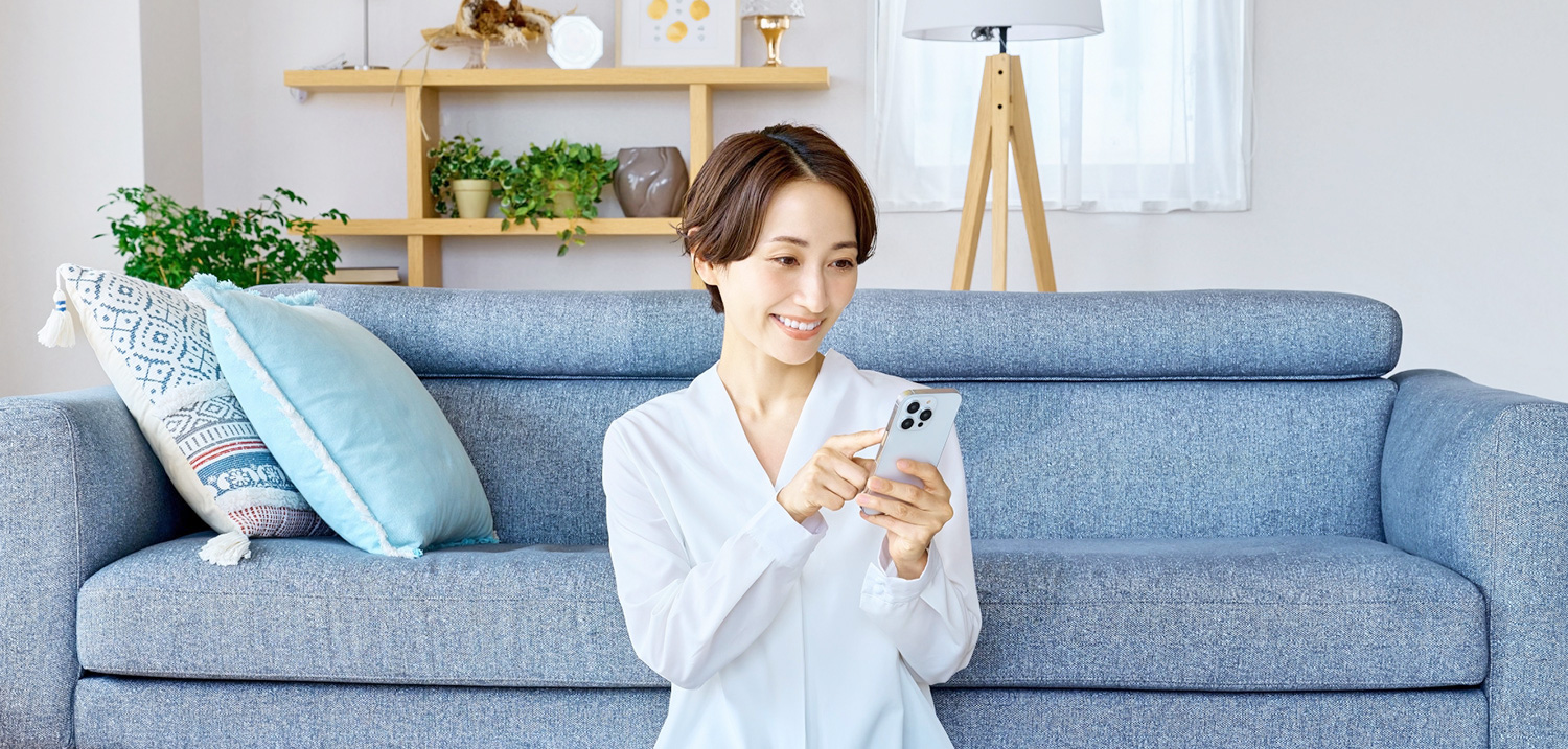 スマホを操作する女性