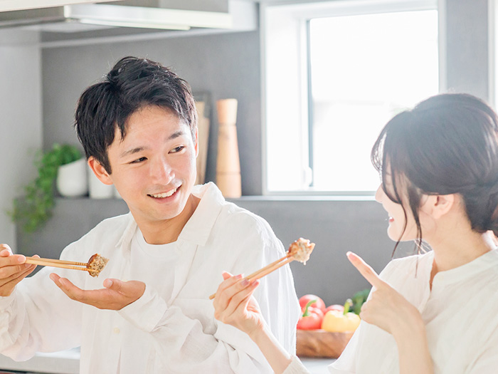 お弁当を食べる男女